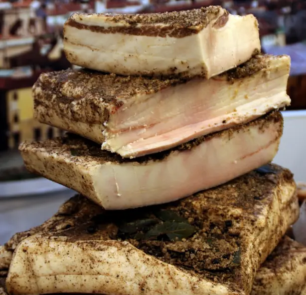Foto von Traditioneller Lardo di Colonnata (Gepökelter Rückenspeck) – fertig angerichtet
