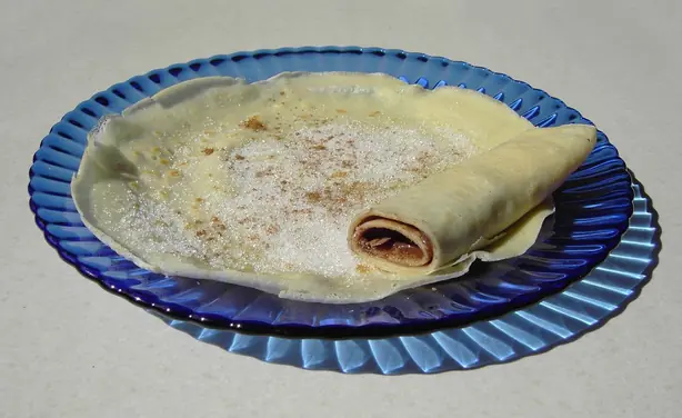 Foto von Rumänische Clătite (Hauchdünne Pfannkuchen) – fertig angerichtet