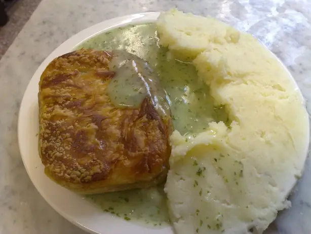 Foto von Traditionelle Londoner Aal-Pastete (Eel Pie) – fertig angerichtet