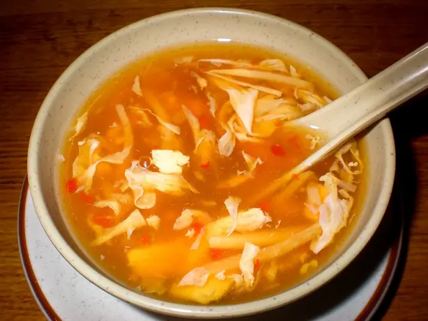 Foto von Klassische Sauer-scharf-Suppe (Pekingsuppe) – fertig angerichtet