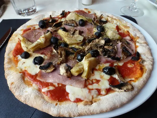 Foto von Pizza Capricciosa – fertig angerichtet