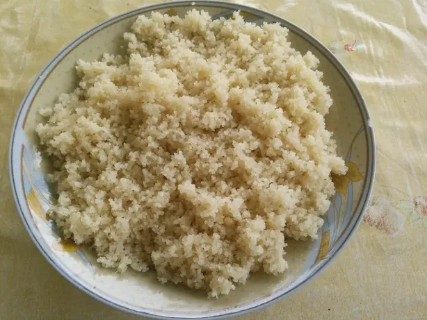 Foto von Traditionelles Attiéké (Ivorischer Maniok-Couscous) – fertig angerichtet