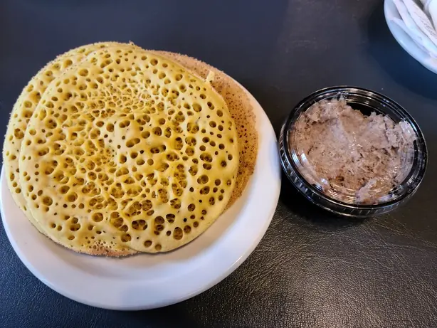 Foto von Klassische Buchweizen-Pfannkuchen (Galettes de Sarrasin) – fertig angerichtet