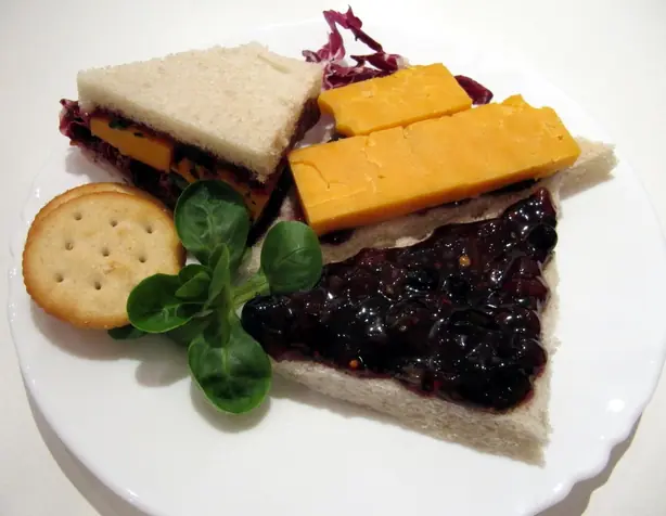 Foto von Klassischer Ploughman’s Lunch – fertig angerichtet