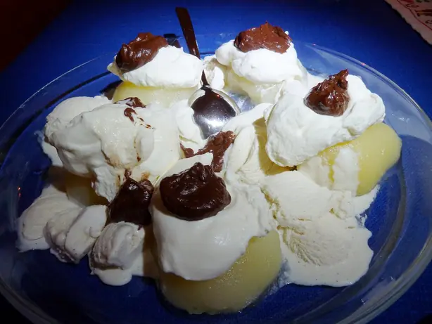 Foto von Birne Helene (Poire belle Hélène) – fertig angerichtet