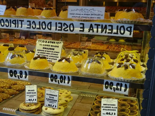 Foto von Süße Polenta e osei (Torte aus Bergamo) – fertig angerichtet