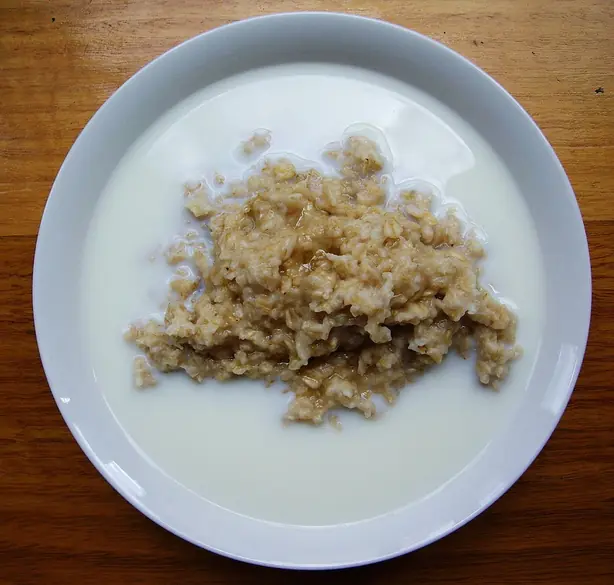 Foto von Klassischer cremiger Haferbrei (Porridge) – fertig angerichtet