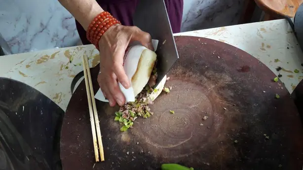 Foto von Roujiamo – Chinesisches Fleisch-Sandwich – fertig angerichtet