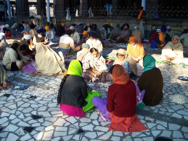 Preparing langar – Foto: User:Vrlobo888 (PUBLIC DOMAIN)