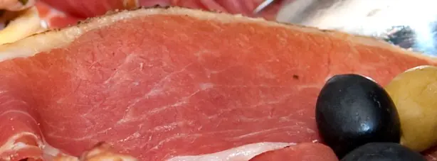 Foto von Traditioneller Pršut (Adriatischer Rohschinken) – fertig angerichtet