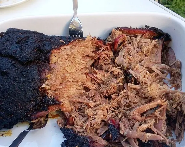 Foto von Klassisches Pulled Pork (Low & Slow) – fertig angerichtet