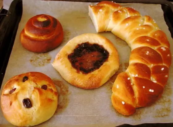 Foto von Finnisches Pulla (Kardamom-Hefegebäck) – fertig angerichtet