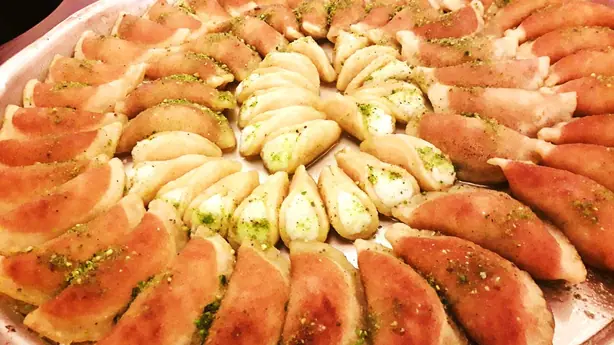 Foto von Atayef (Nahöstliche gefüllte Pfannkuchen) – fertig angerichtet