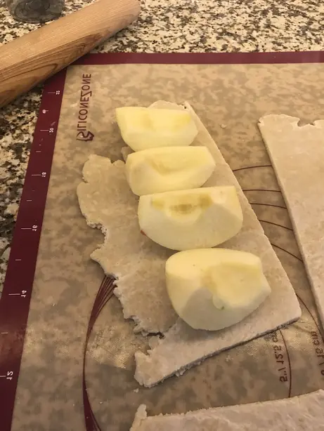 Quartered apples on pastry dough to make apple dumplings – Foto: Valereee (CC BY-SA 4.0)