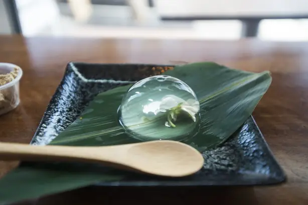Raindrop Cake (28130238005) – Foto: Ty Nigh from Wichita, KS, USA (CC BY 2.0)