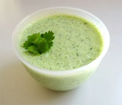Foto von Klassisches Indisches Raita (Gurken-Joghurt-Dip) – fertig angerichtet