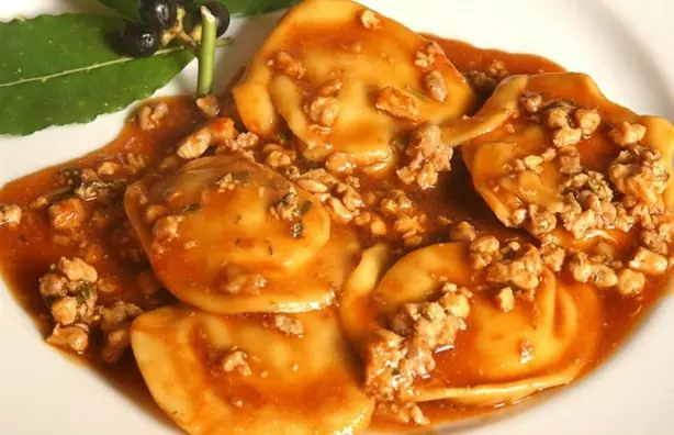 Foto von Klassische italienische Ravioli mit Ricotta-Spinat-Füllung – fertig angerichtet