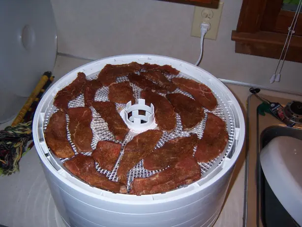 Foto von Hausgemachtes Beef Jerky (Würziges Trockenfleisch) – fertig angerichtet