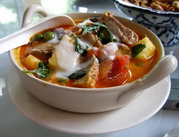 Foto von Klassisches Hausgemachtes Curry – fertig angerichtet