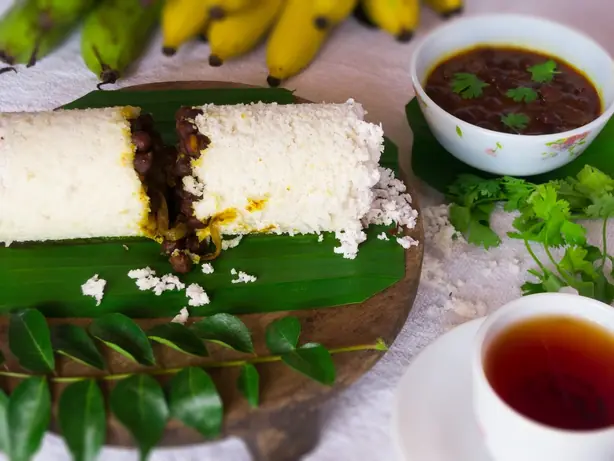 Foto von Südindisches Puttu (Gedämpfter Reis-Kokos-Kuchen) – fertig angerichtet