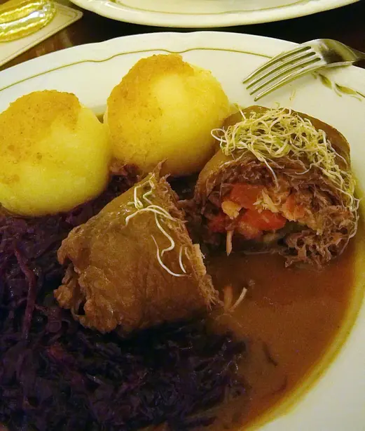 Foto von Klassische deutsche Rinderrouladen – fertig angerichtet