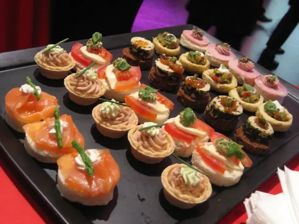 Foto von Klassische französische Canapés (Appetithäppchen) – fertig angerichtet