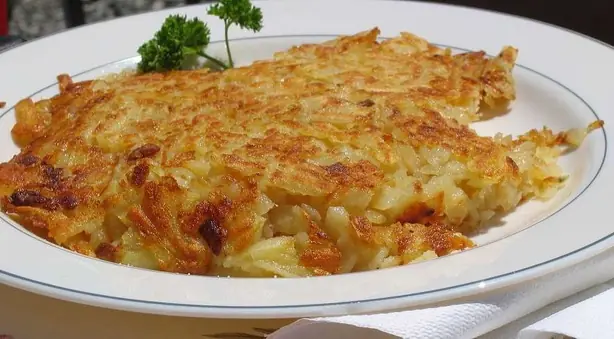 Foto von Klassische Schweizer Rösti – fertig angerichtet