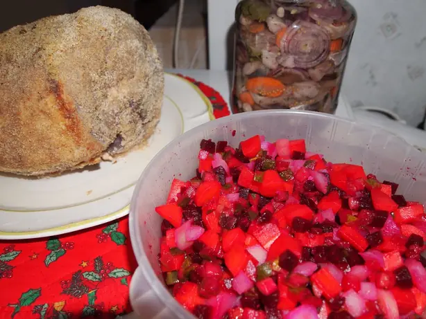 Foto von Traditioneller Finnischer Rosolli-Salat – fertig angerichtet