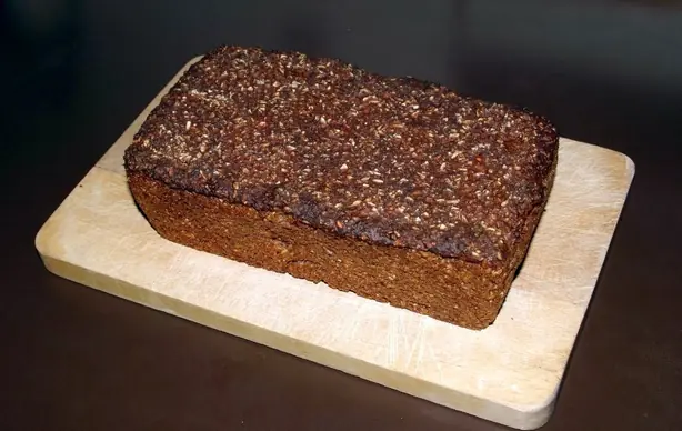 Foto von Isländisches Rúgbrauð (Donnerbrot) – fertig angerichtet