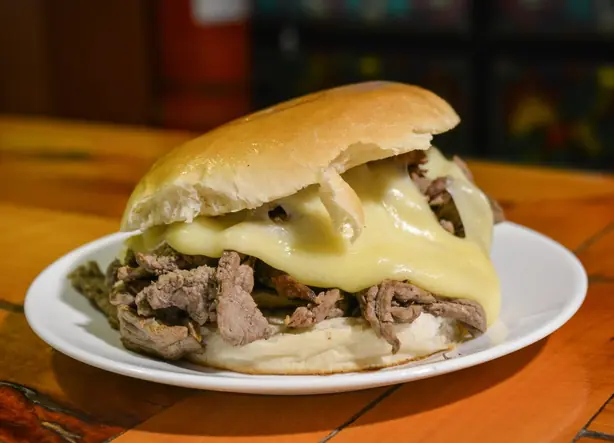 Foto von Barros Luco (Chilenisches Steak-Käse-Sandwich) – fertig angerichtet