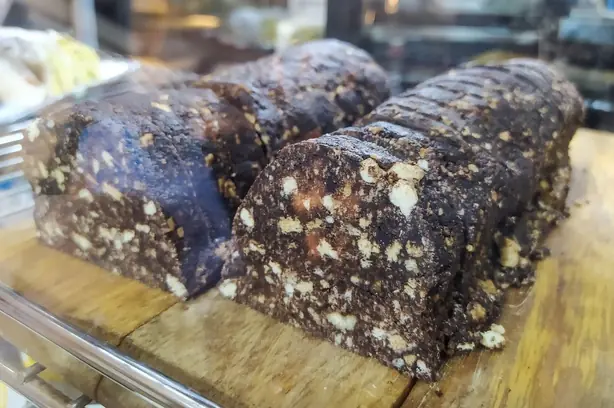 Foto von Klassische Schokoladensalami (Salame di Cioccolato) – fertig angerichtet