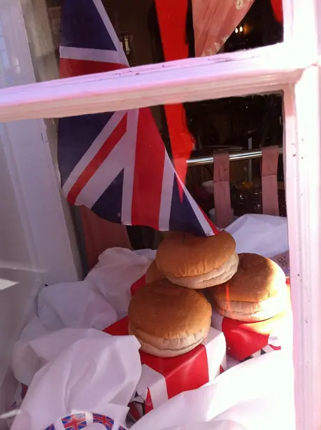Foto von Klassische Sally Lunn Bun (Bath Teacake) – fertig angerichtet