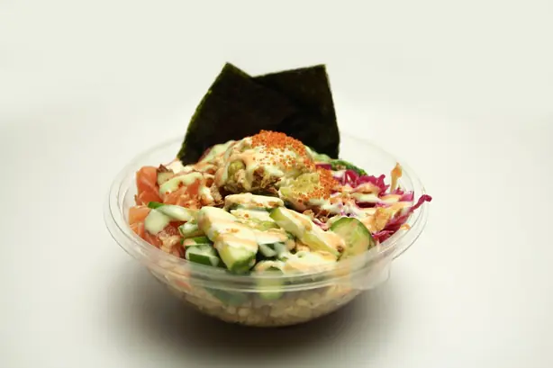 Foto von Klassisches Hawaiianisches Ahi Poke – fertig angerichtet