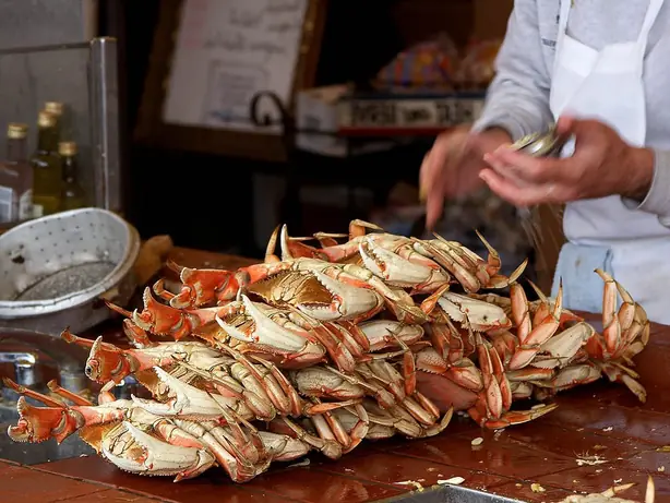 Foto von Gedämpfte Dungeness-Krabbe mit Zitronen-Knoblauch-Butter – fertig angerichtet