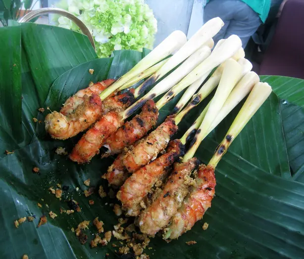 Foto von Indonesisches Hähnchen-Satay (Sate Ayam) – fertig angerichtet