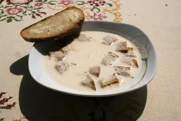 Foto von Bayerische Herbstmilchsuppe (Hirgstmillisuppn) – fertig angerichtet
