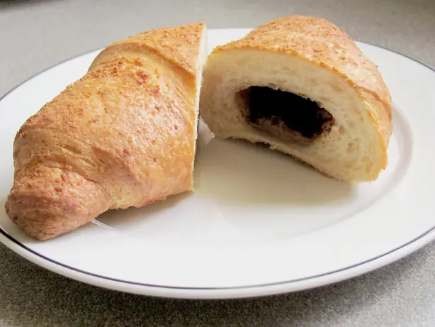Foto von Klassisches französisches Buttercroissant (Croissant au Beurre) – fertig angerichtet
