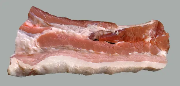 Foto von Hausgemachter Frühstücksspeck (Traditionell gepökelt) – fertig angerichtet
