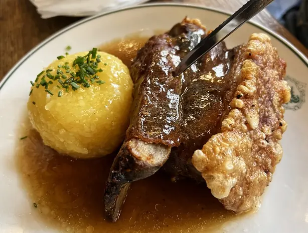 Schäufele with crispy crust – Foto: Burkhard Mücke (CC BY-SA 4.0)