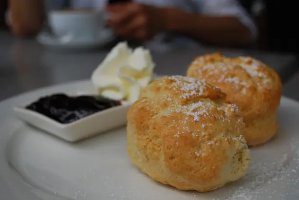 Foto von Klassische britische Scones – fertig angerichtet