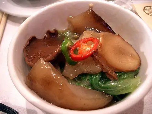 Foto von Geschmorte Seegurke mit Shiitake-Pilzen (Haishen) – fertig angerichtet