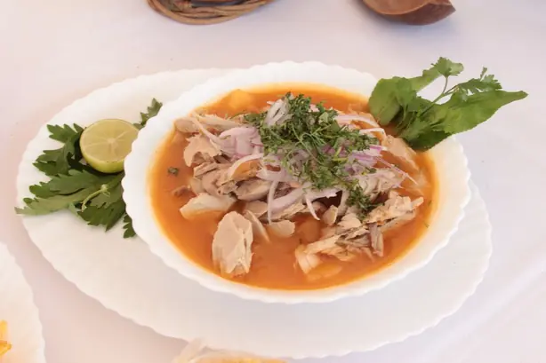 Foto von Encebollado – Ecuadorianische Fischsuppe – fertig angerichtet
