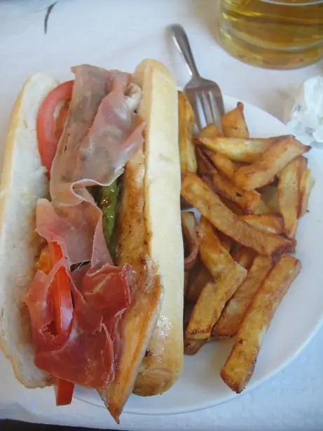 Foto von Serranito (Andalusisches Schweinelenden-Sandwich) – fertig angerichtet