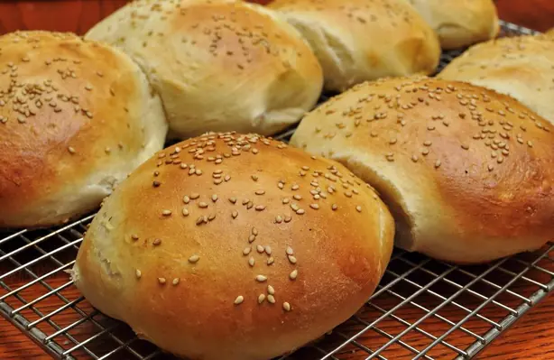 Foto von Klassische weiche Hefebrötchen (Buns) – fertig angerichtet