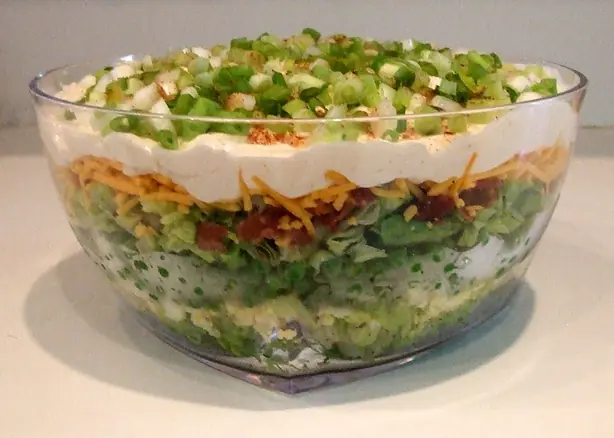 Foto von Schichtsalat nach amerikanischer Art – fertig angerichtet