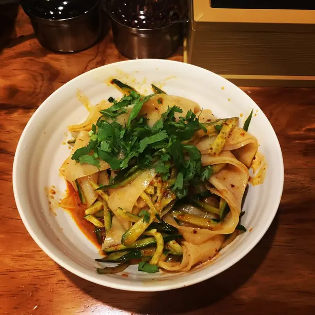 Foto von Liangpi (Chinesische 'Kalte Haut'-Nudeln) – fertig angerichtet