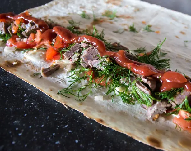 Foto von Klassisches Schawarma (Levantinisches Hähnchen-Wrap) – fertig angerichtet