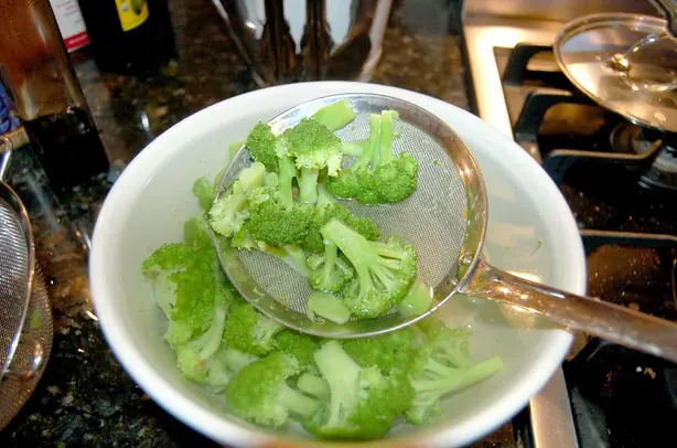 Shock blanched vegetables in cold water (1041479893) – Foto: ilovebutter from Houston, TX,  (CC BY 2.0)