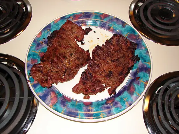 Foto von Zart geschmorte Rinder-Querrippe (Beef Short Ribs) – fertig angerichtet