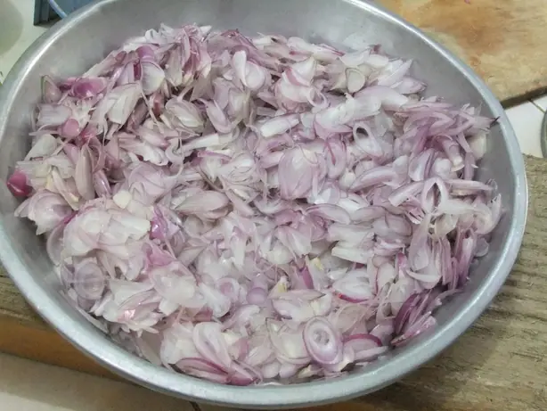 Sliced shallots for bawang goreng – Foto: Sakurai Midori (CC BY 3.0)